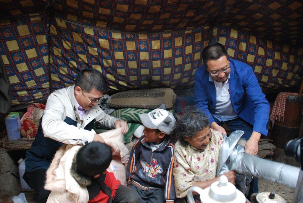 2015年7月，曾智明第二度奔赴西藏，亲手将御寒棉衣分送到海拔4600米高原的贫困牧民手中