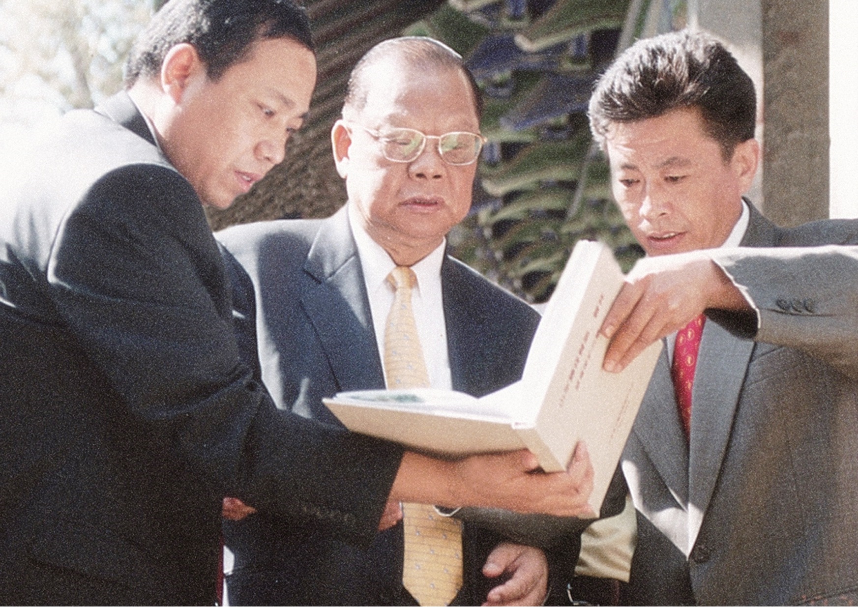 2002年9月6日，曾宪梓先生听取嘉祥县领导汇报曾庙曾林维修保护方案
