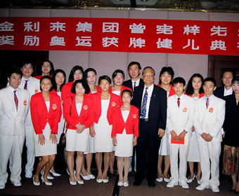 1992年曾憲梓與25屆中國奧運金牌健兒合影