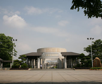 2006年，曾智明捐资人民币500万元予梅州客家博物馆、黄遵宪公园项目
