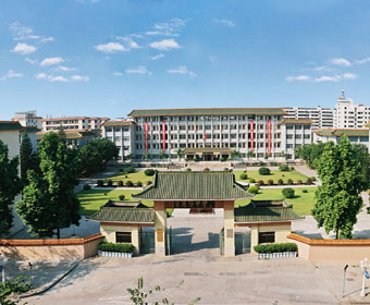 广东梅州曾宪梓中学校园，为广东省一级学校