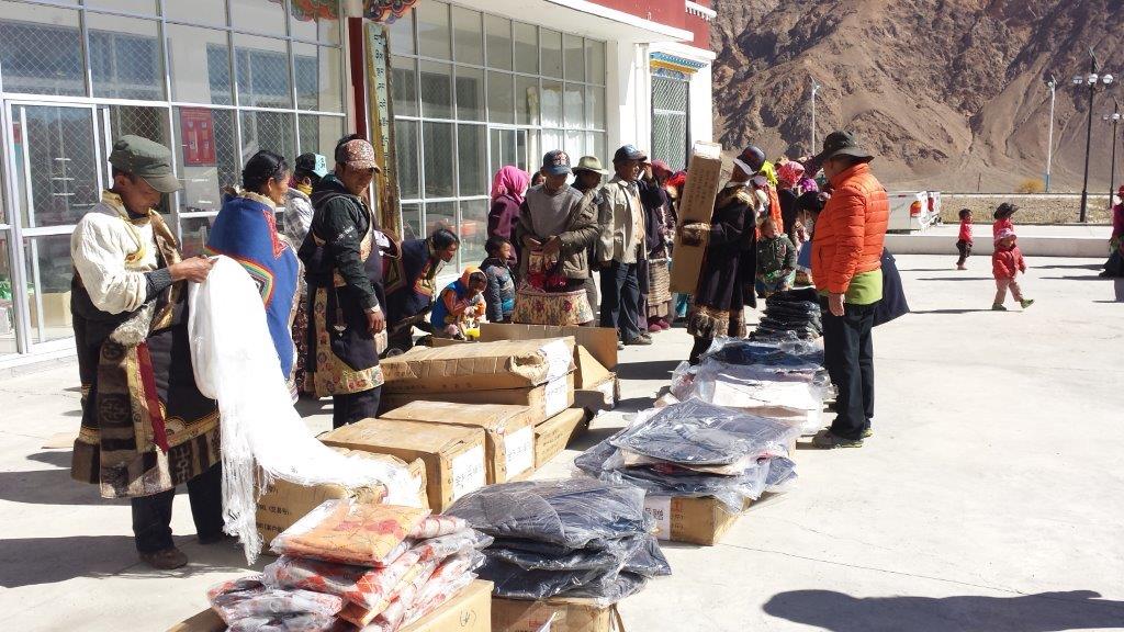 2015年7月，金利來捐贈的冬衣送到西藏邊境村莊扎西崗鄉