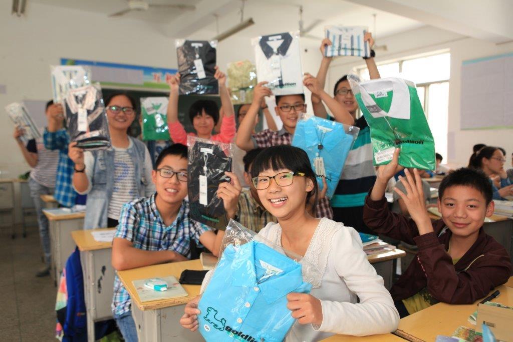 In June 2015, teachers and students in mountain areas in Anhui and the clothes denoted by Goldlion.