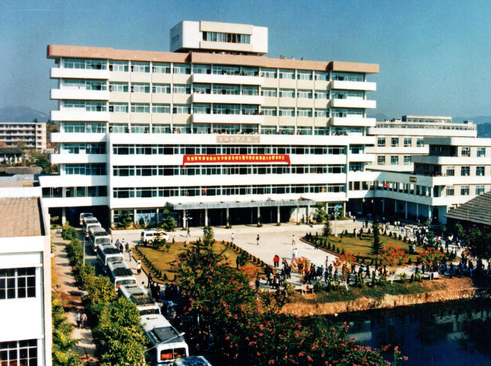 1987年捐建的嘉应大学宪梓教学大楼及两翼的荣发阁、丽群阁、金利来学术演讲厅