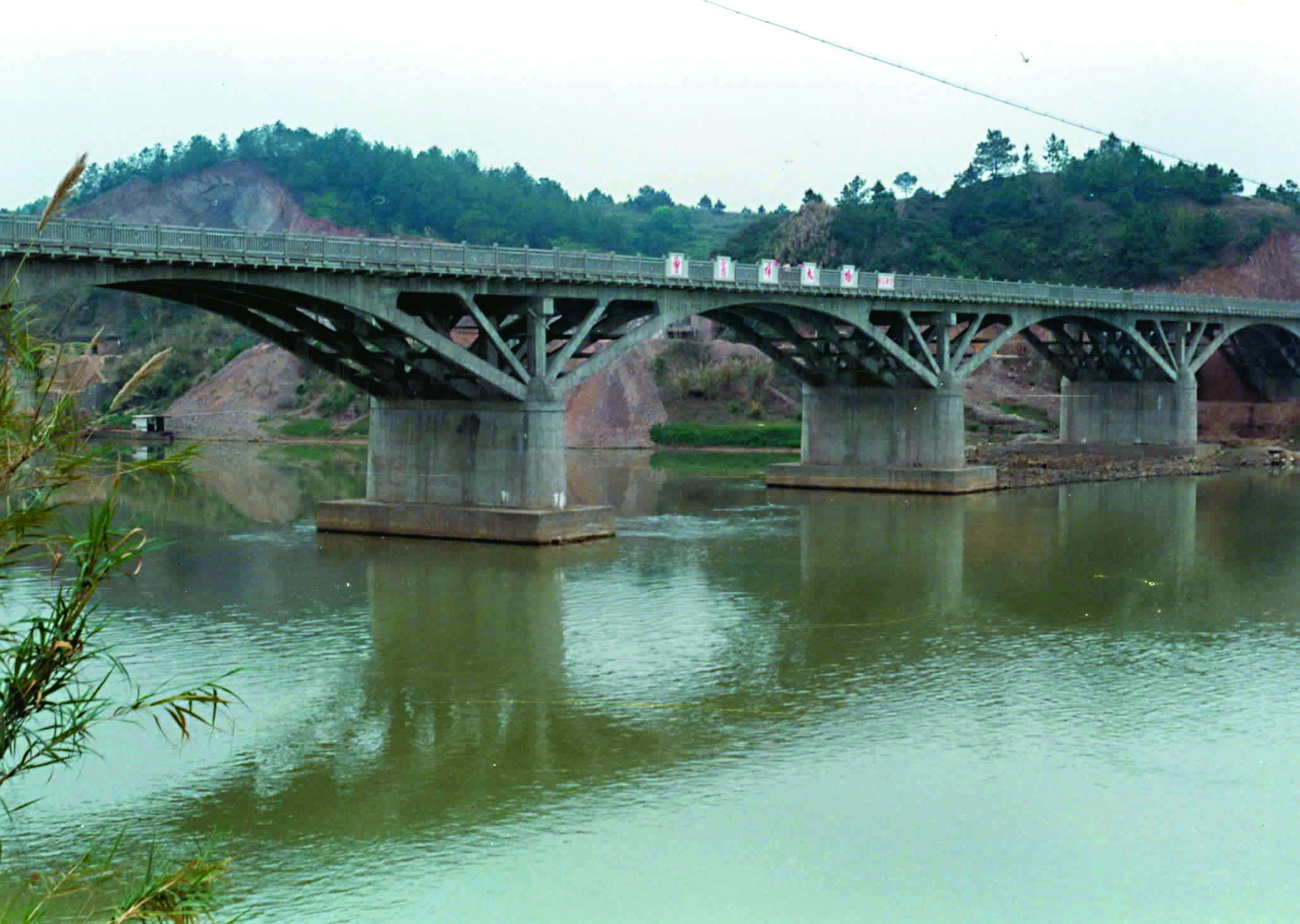 捐建的梅州梅江区曾宪梓大桥于1994年竣工，主桥长250米，桥面宽12米，主桥由2个桥台、5个桥拱组成
